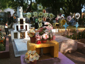 Graves ready for Dia de los muertos